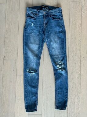 express distressed skinny jeans
style legging mid rise
size 0R
good condition